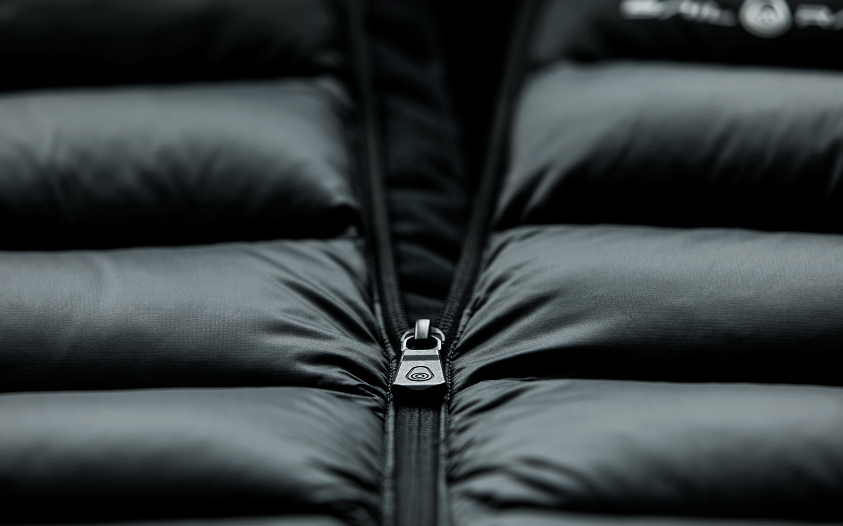 【IONSEOUL】Rush duck down hood short padding JE657 Men's Super Down LT Hooded Jacket - Gunmetal | KUIU